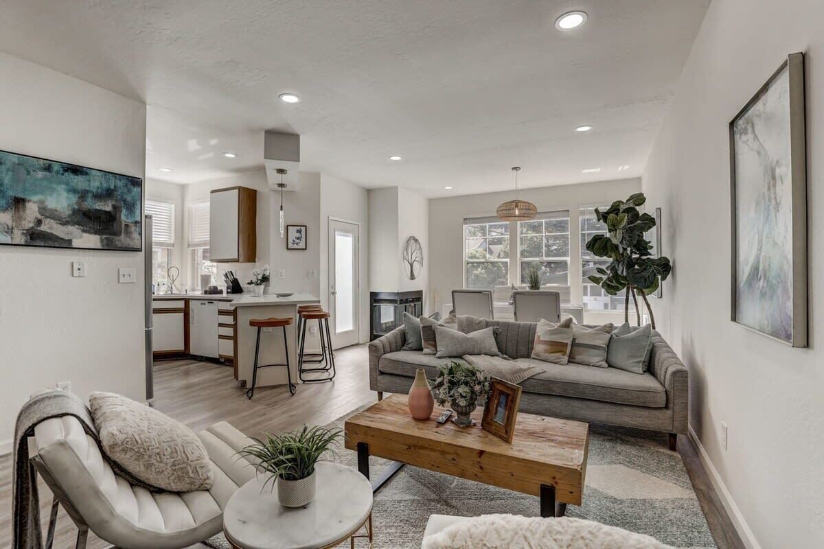 House (3 Bedrooms) | Living area | 43-inch flat-screen TV with cable channels, fireplace