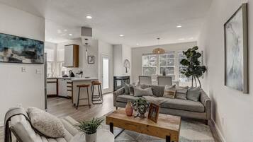 House (3 Bedrooms) | Living area | 43-inch flat-screen TV with cable channels, fireplace