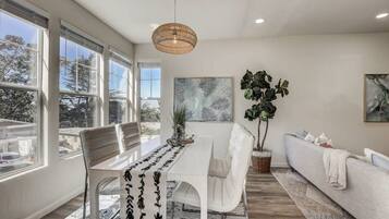 Casa (3 Bedrooms) | Sala de estar | TV de tela plana 43 polegadas com canais a cabo, lareira