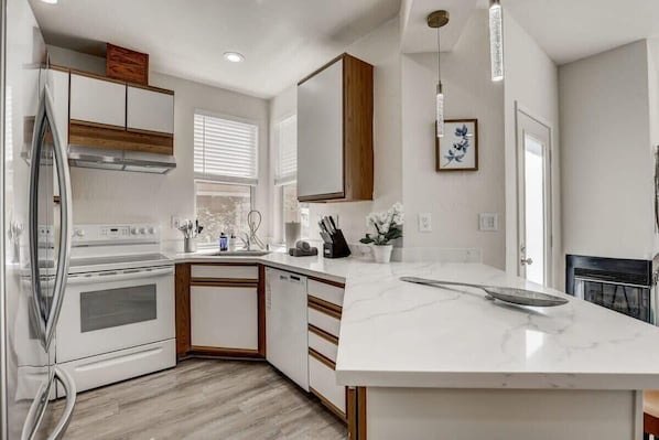 House (3 Bedrooms) | Private kitchen | Microwave, oven, coffee/tea maker, dining tables