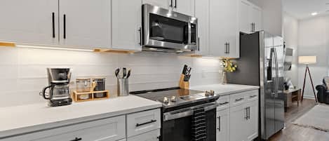 Kjøleskap, mikrobølgeovn, ovn og kokeplater