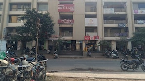 Un edificio de varios pisos con letreros que indican 'Hotel Lux' y 'Hotel KBC'.