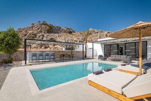 A modern outdoor pool area with lounge chairs and a bar. - Zen Club 9 in Kolympia (Rhodes)