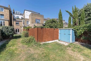 Exterior - Charming 1-Bedroom Flat with Patio (London)