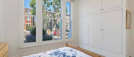 1 sovrum, strykjärn/strykbräda, resesäng och sängkläder