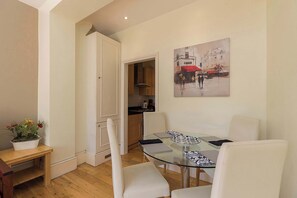 Dining - Charming 1-Bedroom Flat with Patio (London)