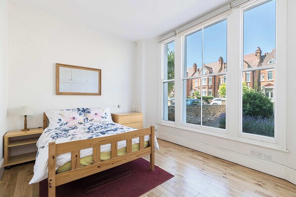 1 bedroom, iron/ironing board, travel crib, bed sheets - Charming 1-Bedroom Flat with Patio (London)
