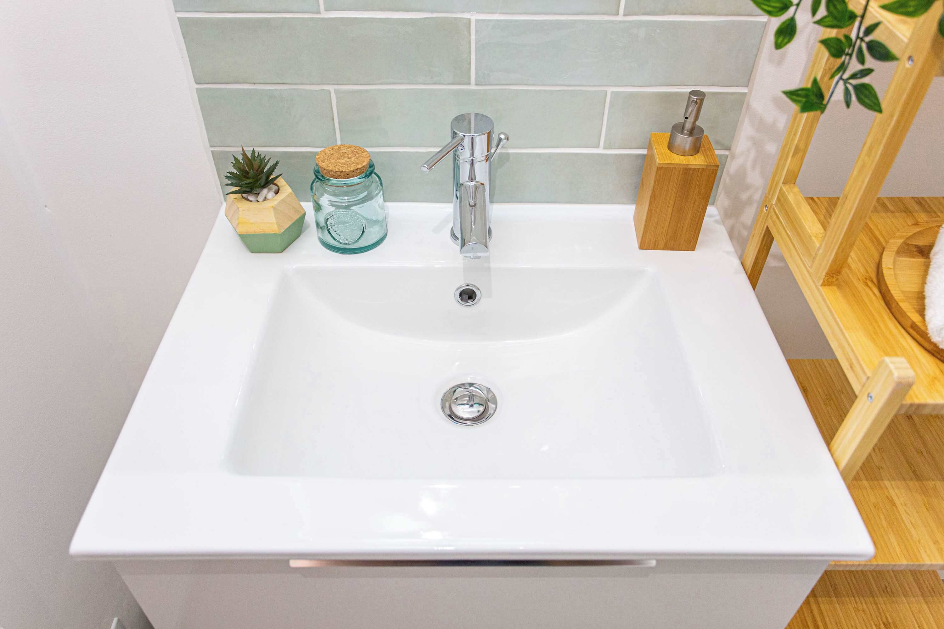 Een douche, een haardroger, handdoeken