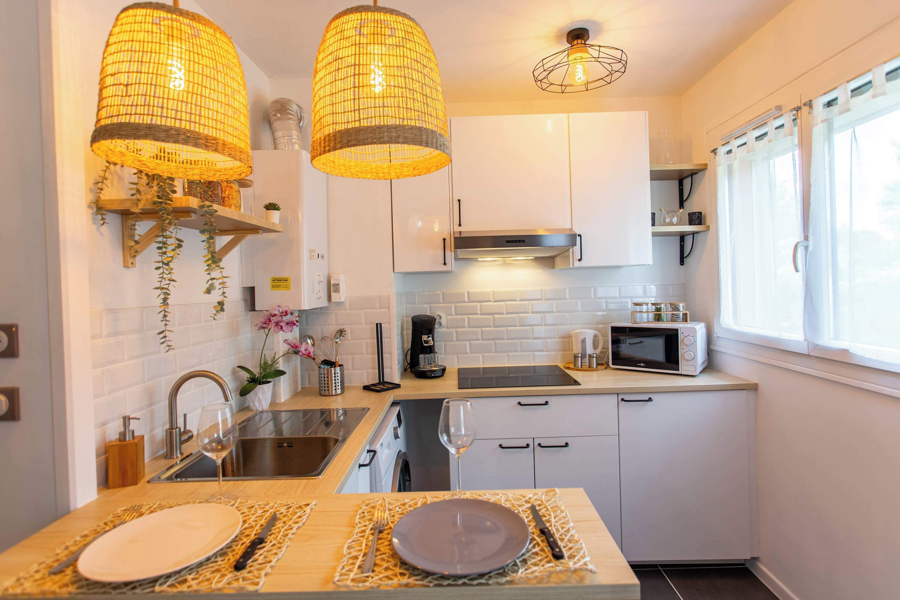 Refrigerador, parrilla de estufa, cafetera y tetera y tostadora 