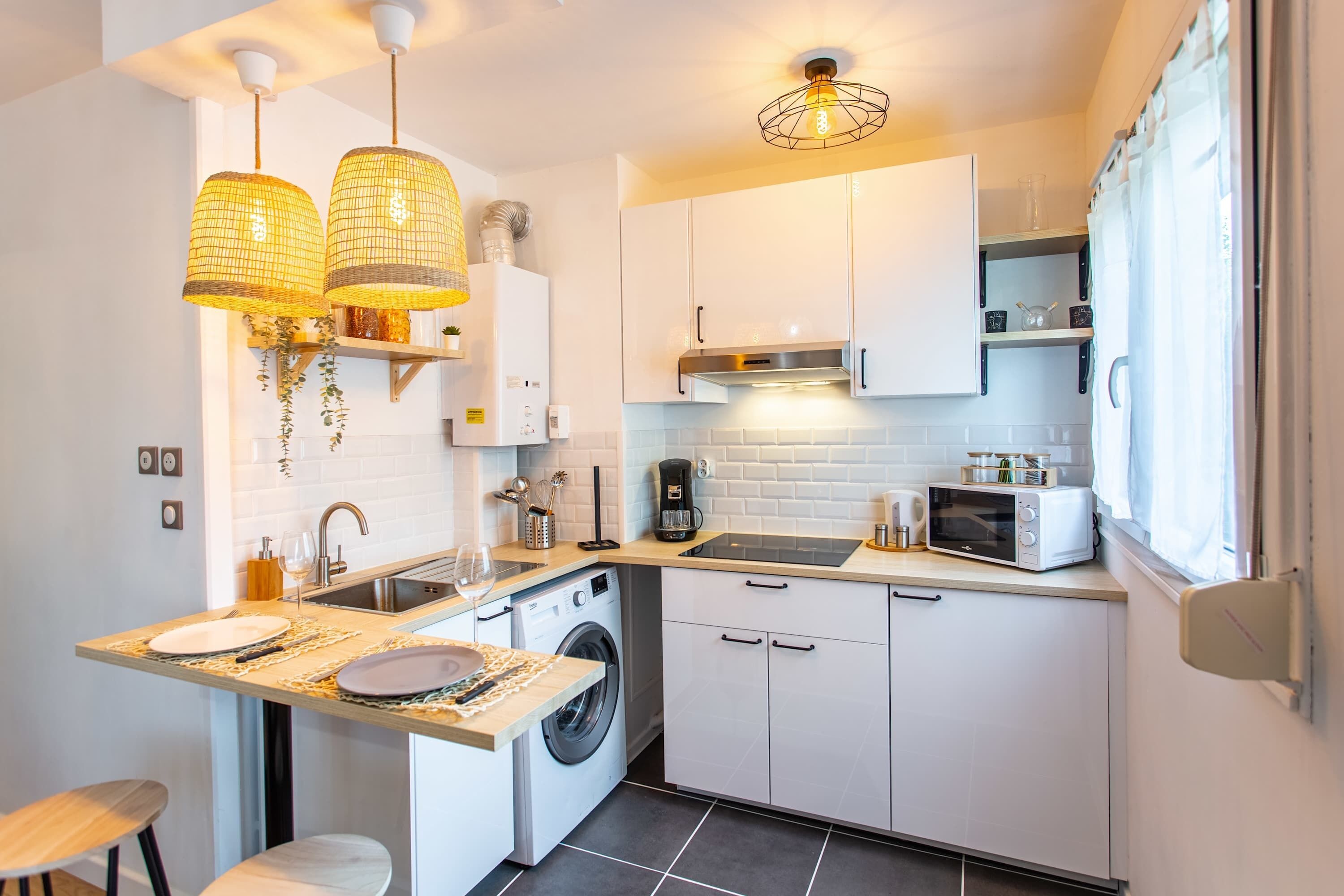 Fridge, stovetop, coffee/tea maker, toaster