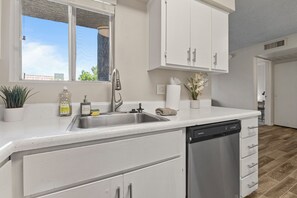 Kjøleskap, mikrobølgeovn, ovn og kokeplater