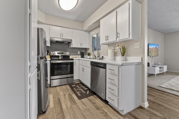 Fridge, microwave, oven, stovetop