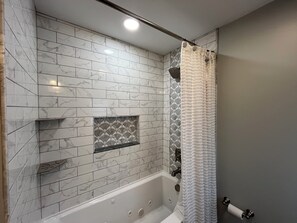 Douche, baignoire à jets, sèche-cheveux, serviettes fournies