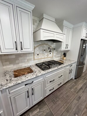 Fridge, microwave, oven, stovetop - Palm POOL & SPA Retreat near beautiful Florida Gulf Beaches (Seminole)
