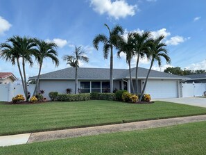 Exterior - Palm POOL & SPA Retreat near beautiful Florida Gulf Beaches (Seminole)