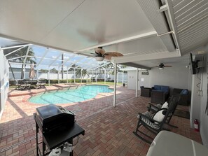 Outdoor dining - Palm POOL & SPA Retreat near beautiful Florida Gulf Beaches (Seminole)