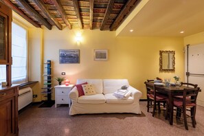 Standard-studiolejlighed (Piazza Lavagna 2) | Stue | 21-tommers tv med kabelkanaler