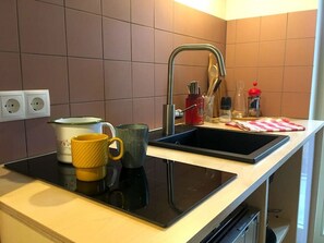 Deluxe Studio | Private kitchen | Fridge, microwave, stovetop, cookware/dishes/utensils