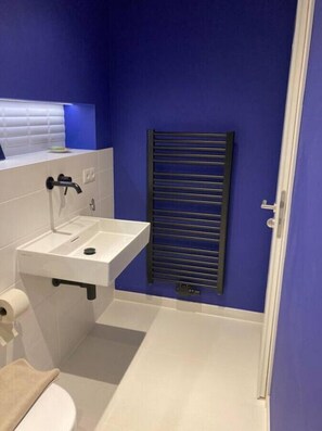 Estudio Deluxe | Baño | Secadora de cabello, toallas, jabón, shampoo