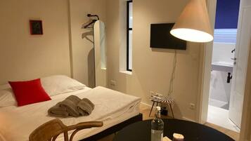 Deluxe Studio | Desk, laptop workspace, free WiFi