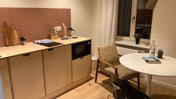 Family Apartment | Private kitchen | Fridge, microwave, stovetop, cookware/dishes/utensils