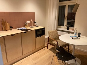 Familie appartement | Privékeuken | Een koelkast, een microgolfoven, een kookplaat