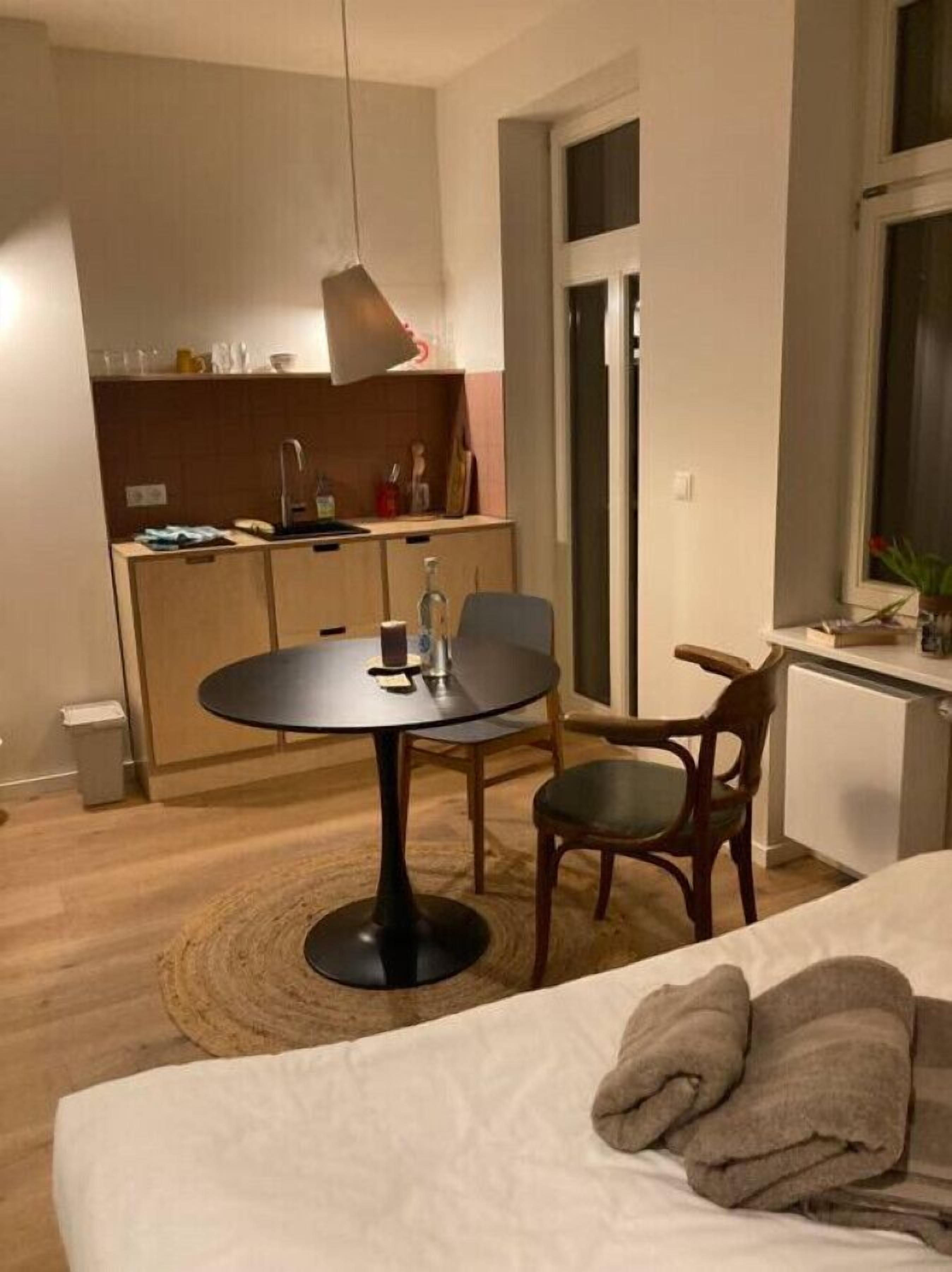 Studio Deluks | Meja kerja, ruang kerja ramah laptop, dan Wi-Fi gratis