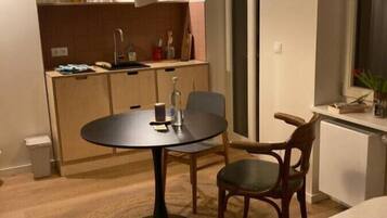 Deluxe Studio | Desk, laptop workspace, free WiFi