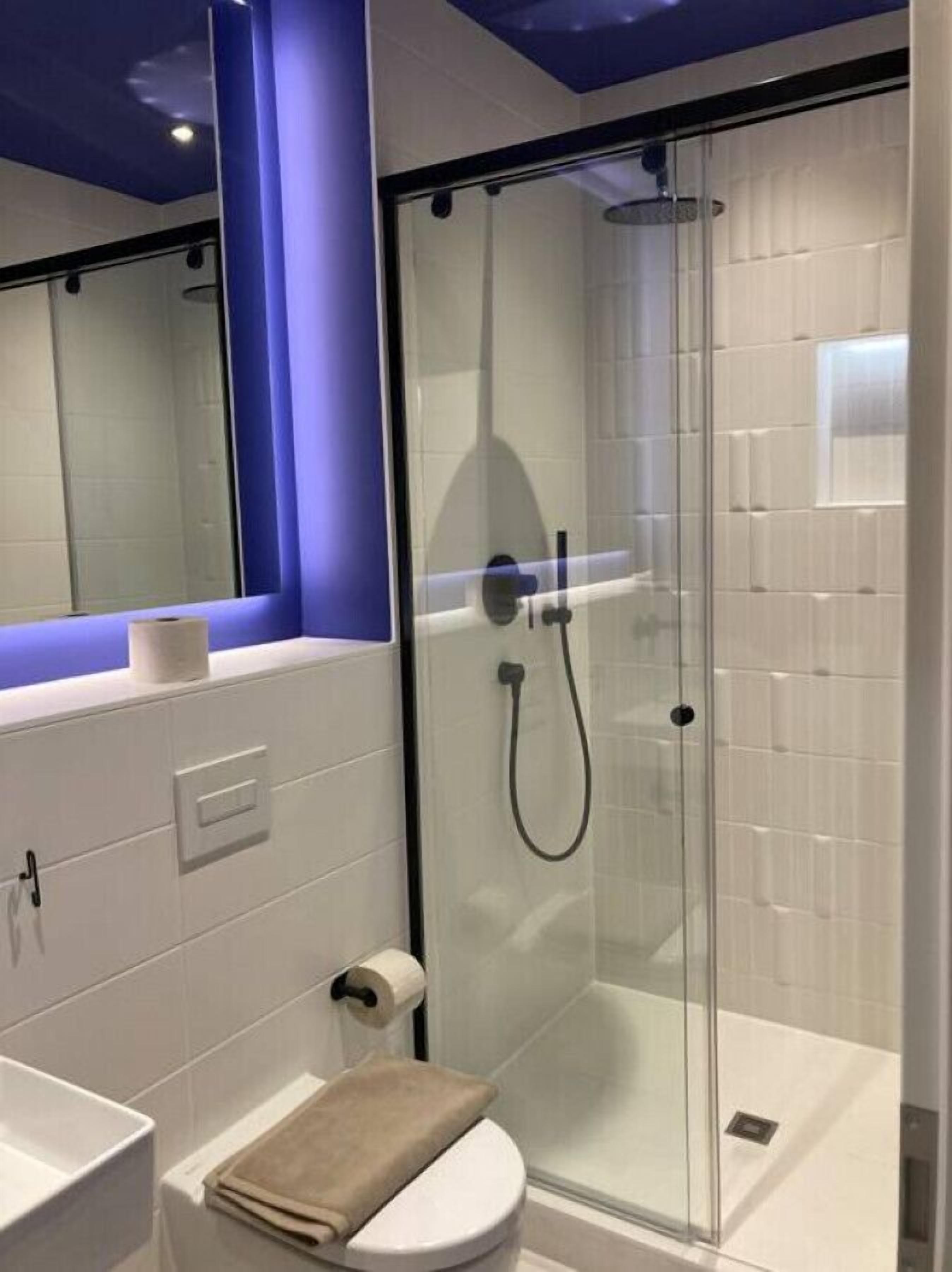 Familienapartment | Badezimmer | Haartrockner, Handtücher, Seife, Shampoo