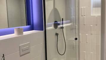 Familienapartment | Badezimmer | Haartrockner, Handtücher, Seife, Shampoo