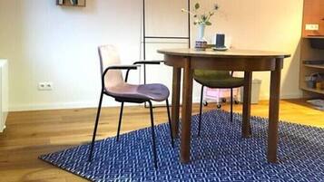 Superior-Apartment | Essbereich im Zimmer