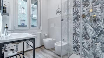 Regadera, secadora de cabello, bidet, toallas