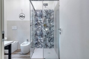 Dusche, Haartrockner, Bidet, Handtücher