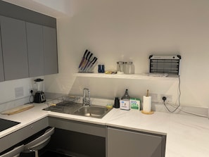 Geladeira, micro-ondas, fogão, cooktop