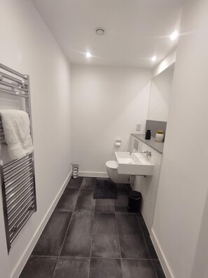 Shower, hair dryer, towels - Remarkable 3-bed Apartment in London (Erith)