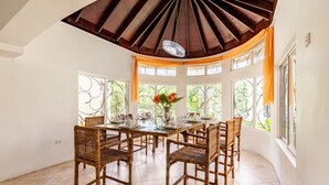 Khu vực ăn uống tại phòng
