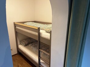 2 bedrooms, Internet, bed sheets