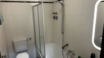 Haartrockner, Handtücher, Seife, Toilettenpapier