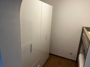 2 bedrooms, internet, bed sheets