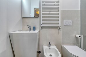 Dusche, Haartrockner, Bidet, Seife