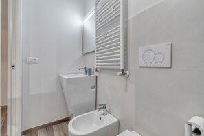 Chuveiro, secador de cabelo, bidê, sabonete