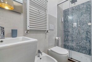 Dusche, Haartrockner, Bidet, Seife