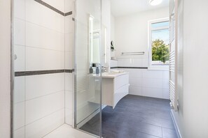 Suihku, hiustenkuivaaja