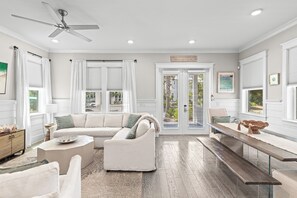 TV connectée, livres, espaces bureaux