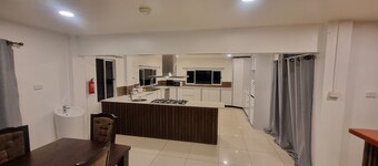 Bright and Spacious 3BR & Pool