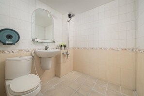 Family Quadruple Room, City View | Bathroom | Hair dryer, towels, soap, shampoo