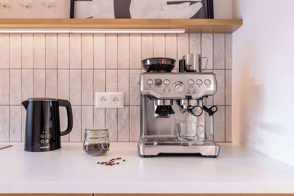 Refrigerador, parrilla de estufa, lavavajillas y cafetera y tetera 