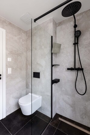 Shower, hair dryer, shampoo - TurnKey | Henry's Tower Apartment II-3 (Hlavní město Praha)