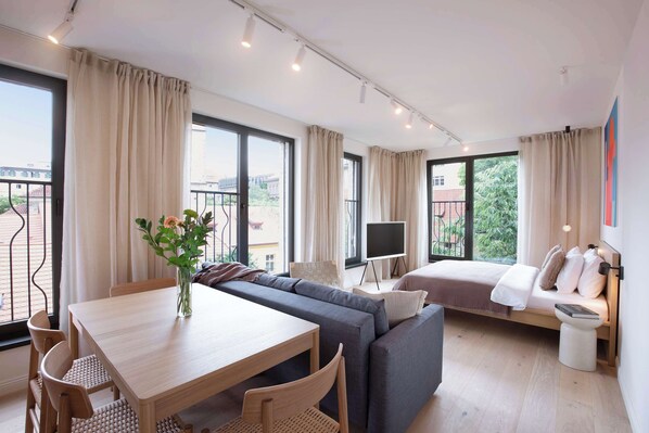 Iron/ironing board, travel crib, WiFi, bed sheets