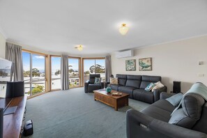 Smart TV - Rhyll Beach Retreat walk to beach yacht club, pets ok, short drive to Cowes (Rhyll)